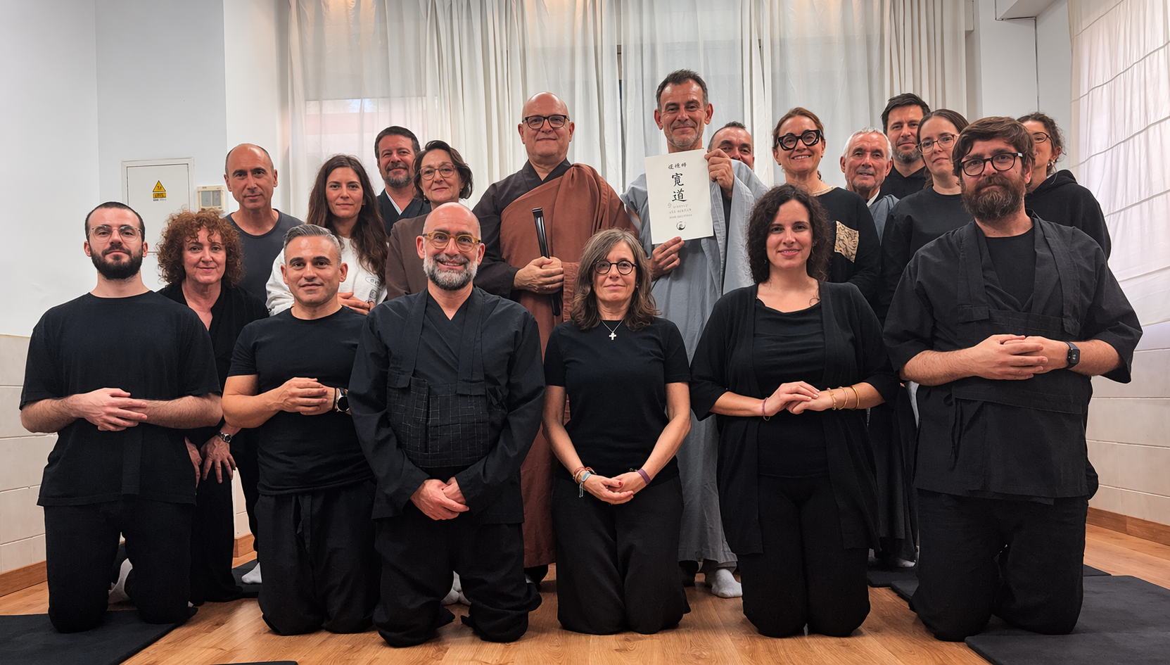 Participantes en el retiro urbano de Murcia tras la Ceremonia de Entronización y Apertura de los Ojos del Buda, en la que el dojo recibió el nombre Kandō, Vía Amplia.