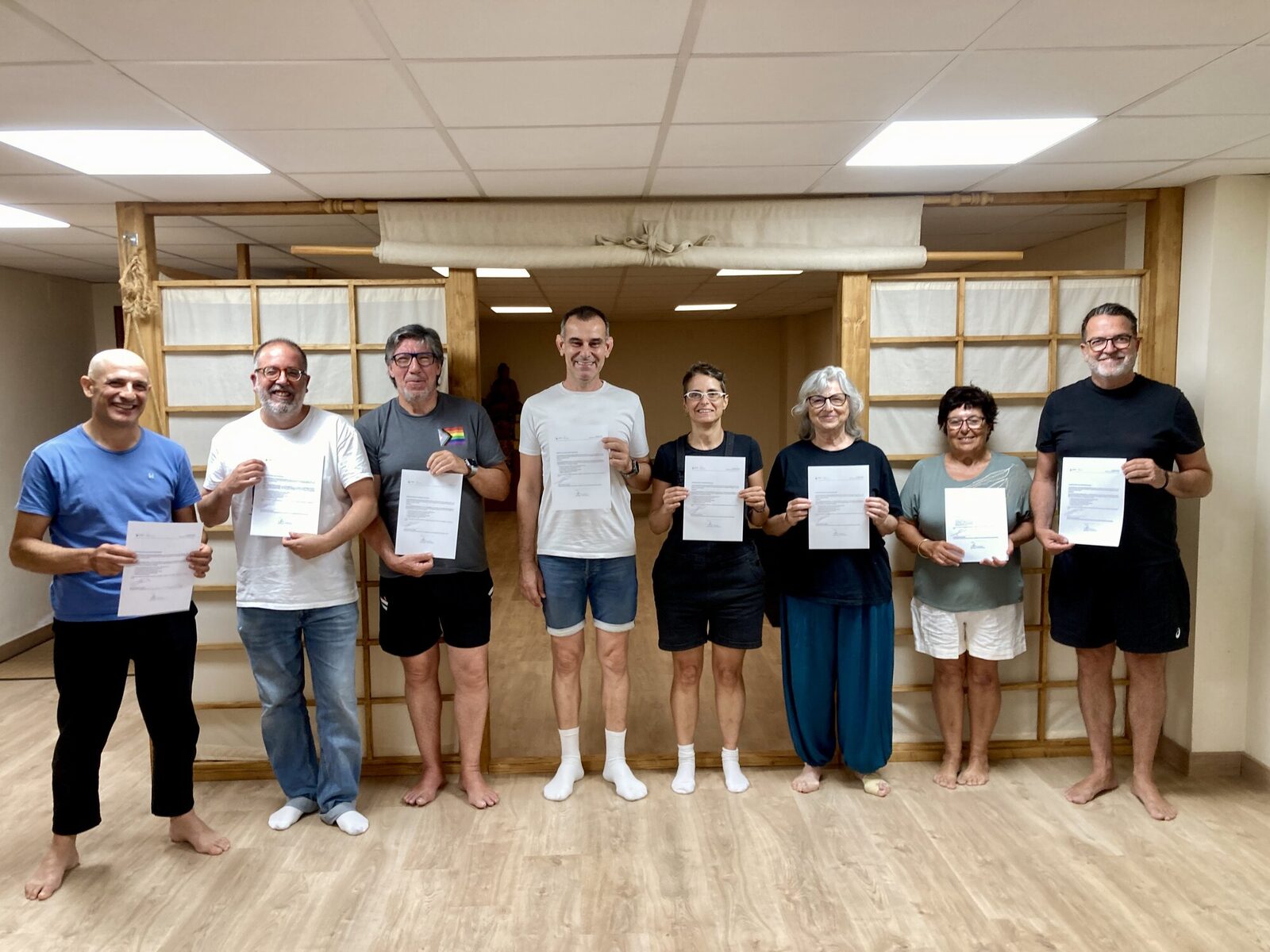 El equipo de voluntariado de Semillas de Paz con sus diplomas al término de la formación inicial
